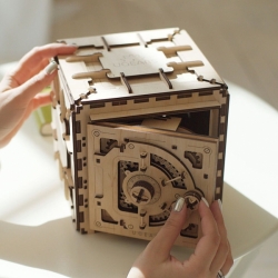 Hračka Ugears 3D dřevěné mechanické puzzle Trezor