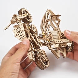 Hračka Ugears 3D dřevěné mechanické puzzle UGR-10 Motorka (scrambler) s vozíkem